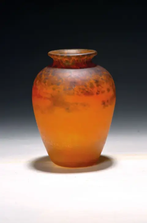 Vase décoratif, Müller Freres, Luneville, après 1919, verre doublé, mat, orange,
