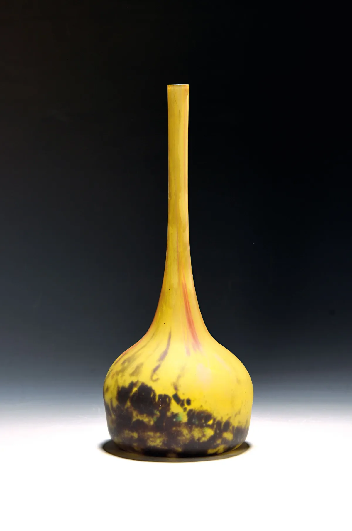 Langhalsvase, Daum, Nancy, um 1910/15, Überfangglas, gelbe, rote, schwarze und