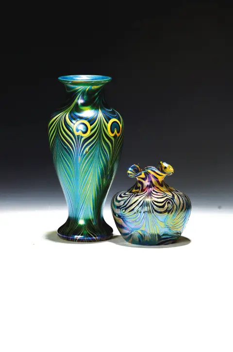 2 vases décoratifs, 20e s., verre, irisé, inclusions de fils peignées variées
