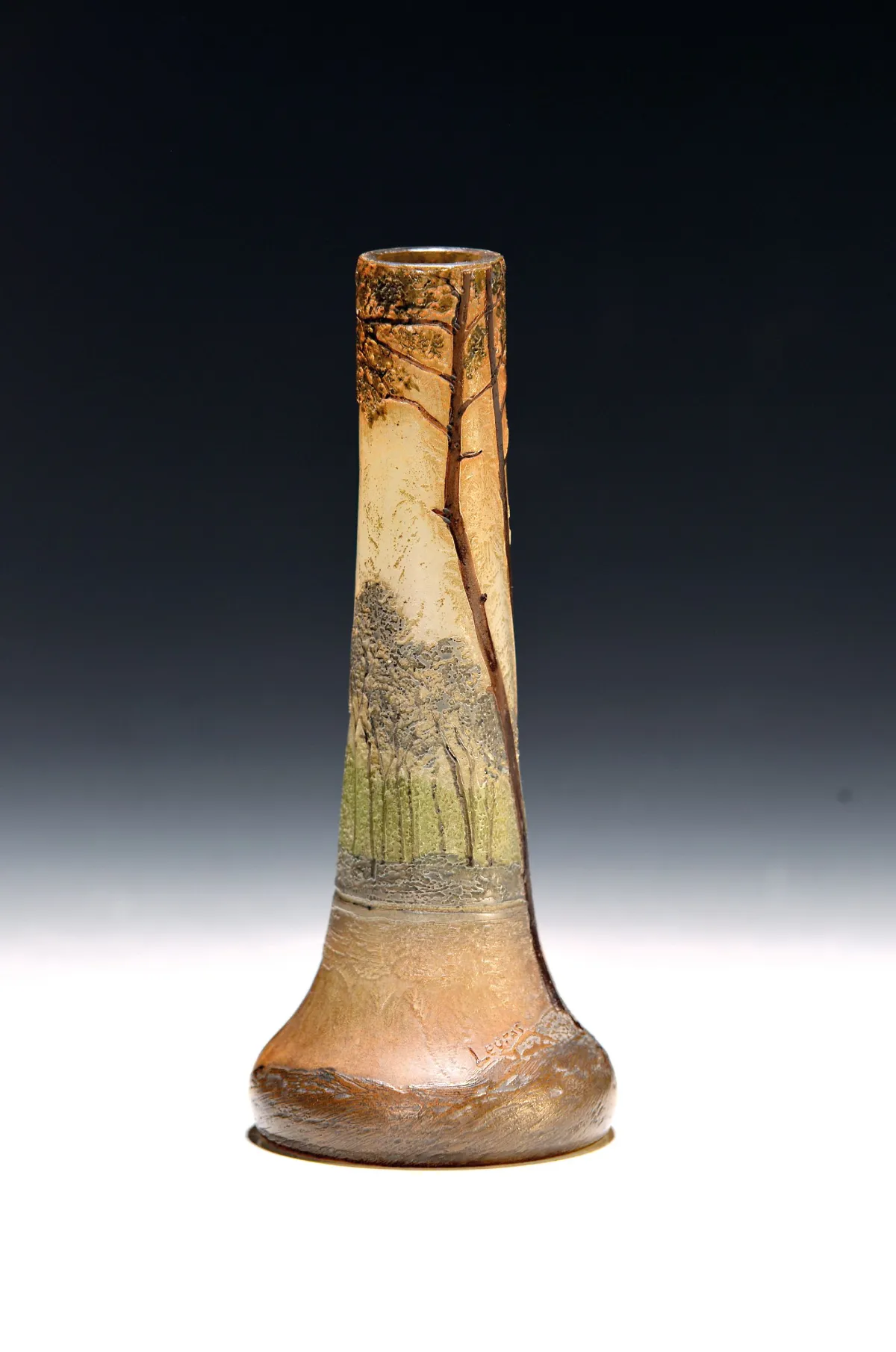 Petit vase à long col, Legras & Cie, vers 1900-14, verre, décor cameo gravé à l'acide