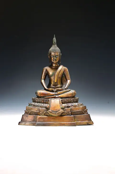 Bouddha Shakyamuni assis, Thaïlande vers 1900, bronze patine foncée, à plusieurs gradins
