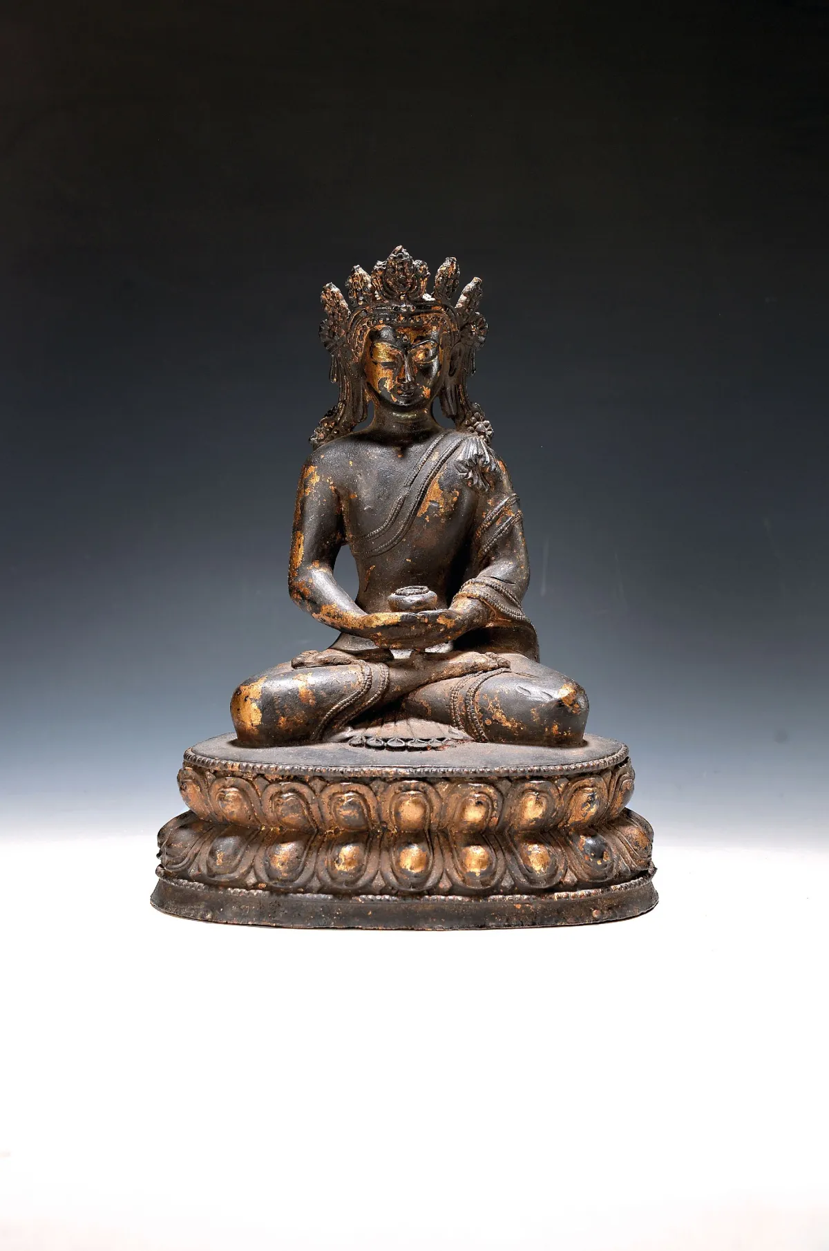 Amitabha Buddha, Chine, 19e s., bronze, geste de méditation avec récipient, riche