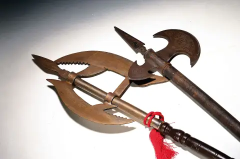 Deux répliques de haches de combat, d'après un ancien modèle, 1x fer avec gravure florale