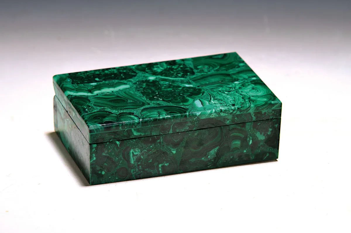Dekseldoos van malachiet, modern, ca. 5x15x10 cm, ca. 0,7 cm dik