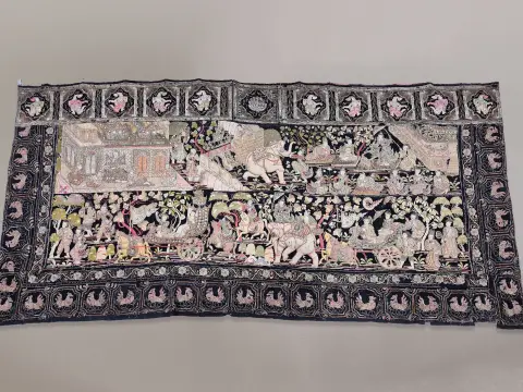 Grande tapisserie dite Kalaga, Birmanie, laine, feutre et soie, brodée de paillettes,