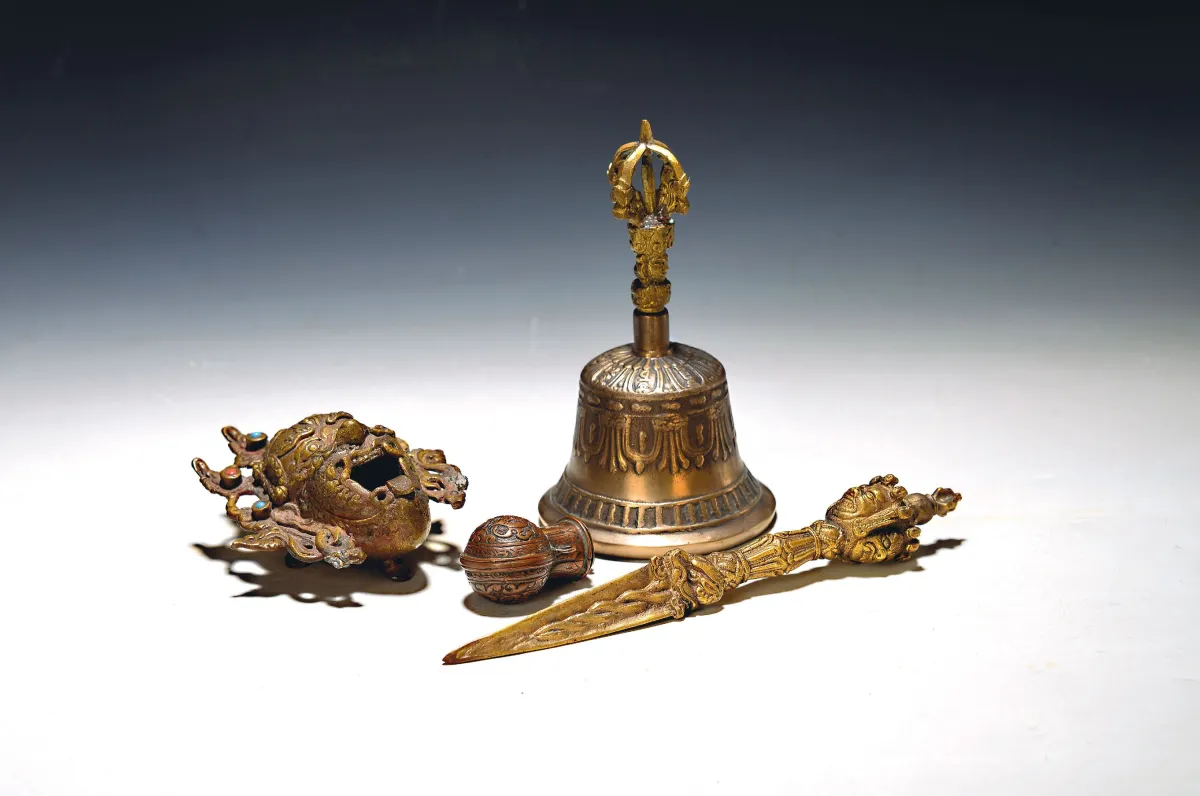Lot de quatre objets cérémoniels tibétains, Tibet, 20e s., bronze et cuivre,