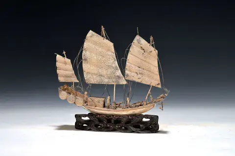 Jonque chinoise, argent, vers 1880-1910, jonque avec canons et figures, incrustée,