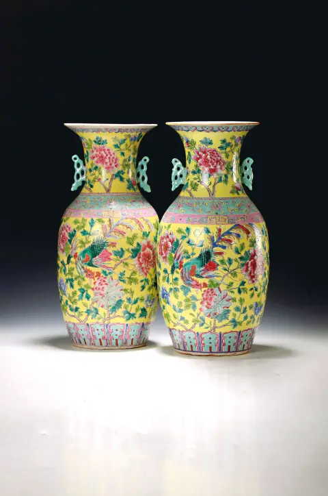 Deux vases, Chine, vers 1860/70, polychrome sur fond jaune, pivoines et probablement
