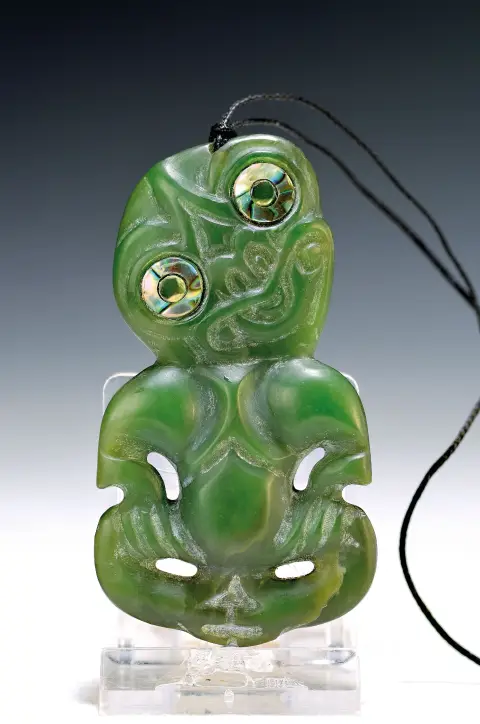 Hei Tiki, amulet van de Maori, Nieuw-Zeeland, nefriet zgn. greenstone, gesneden en