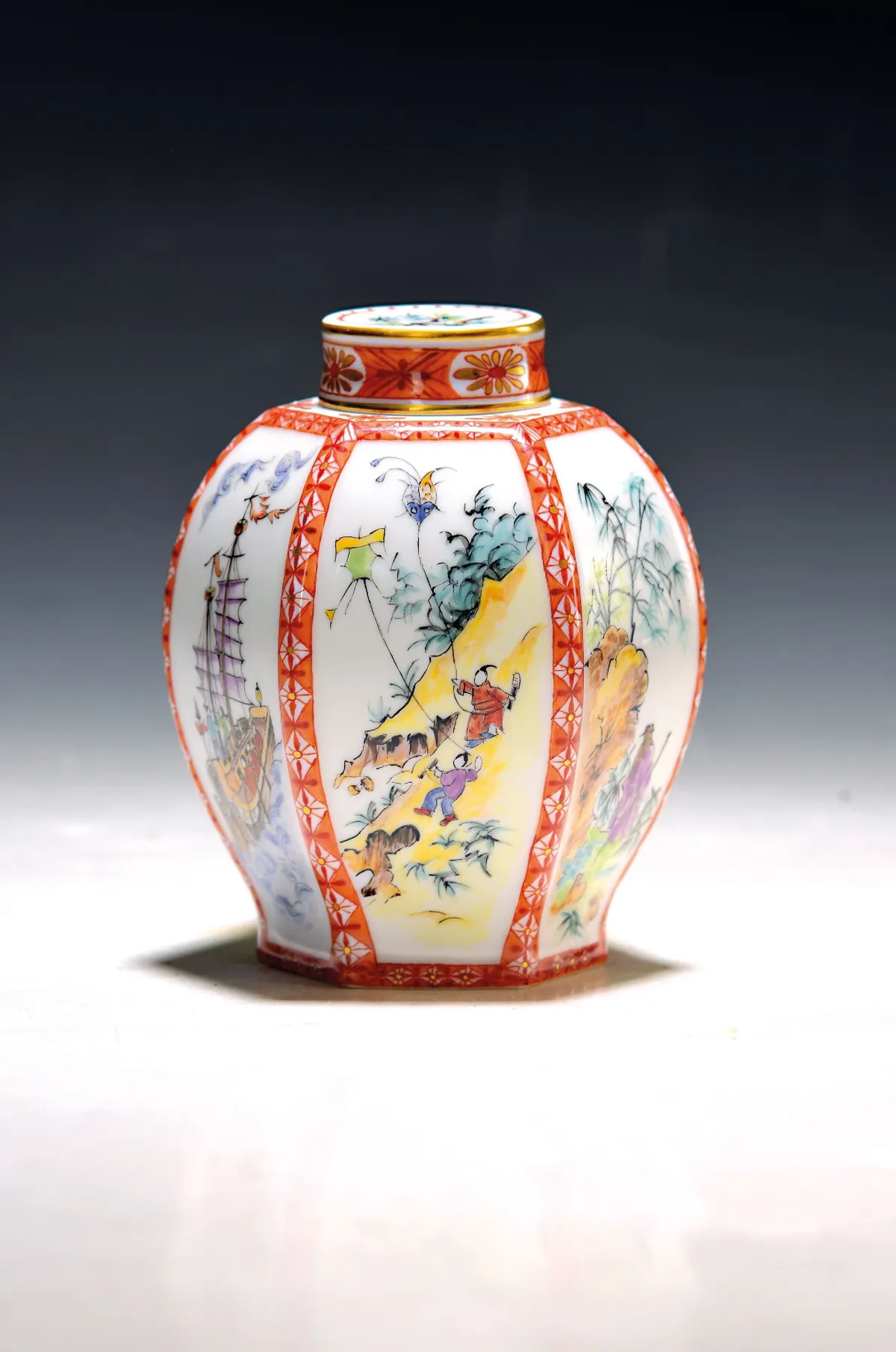 Чайная банка с шинуазри, Мейсен, 1950/60-е годы, фарфор, золоченый декор