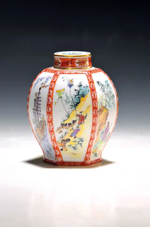 Theebus met chinoiserie schildering, Meissen, jaren 1950/60, porselein, gouddecoratie