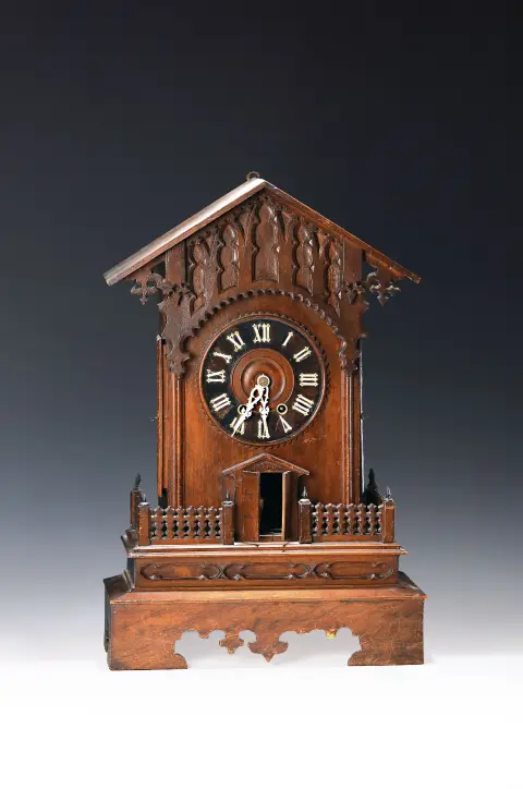 Grote tafelklok met trompetter in Bahnhäusle-vorm, Zwarte Woud, circa 1880, rijkelijk