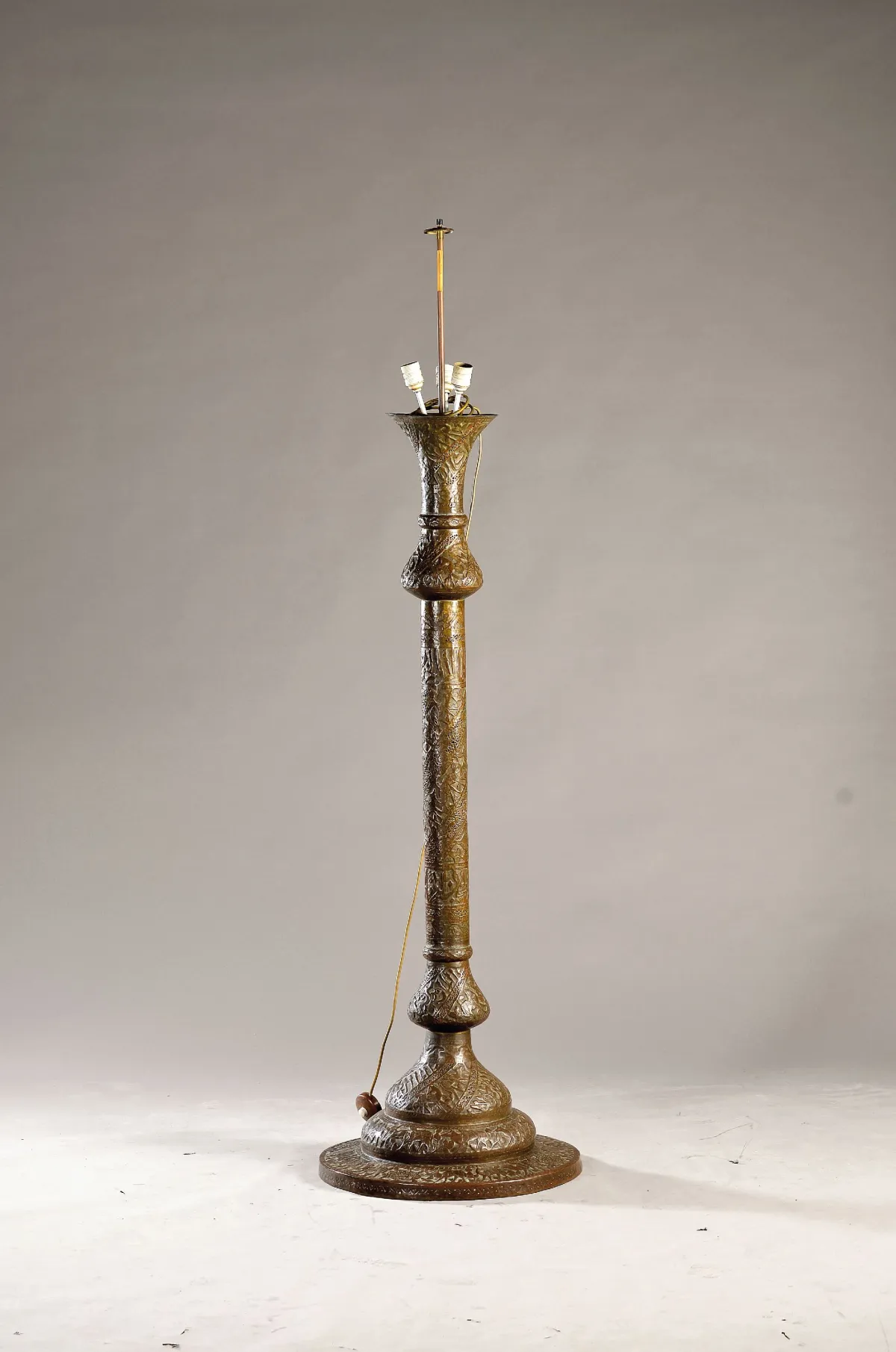 Lampe, wohl Syrien, Anfang 20.Jh., Metall bronzefarben patiniert, 3 Brennstellen, reich