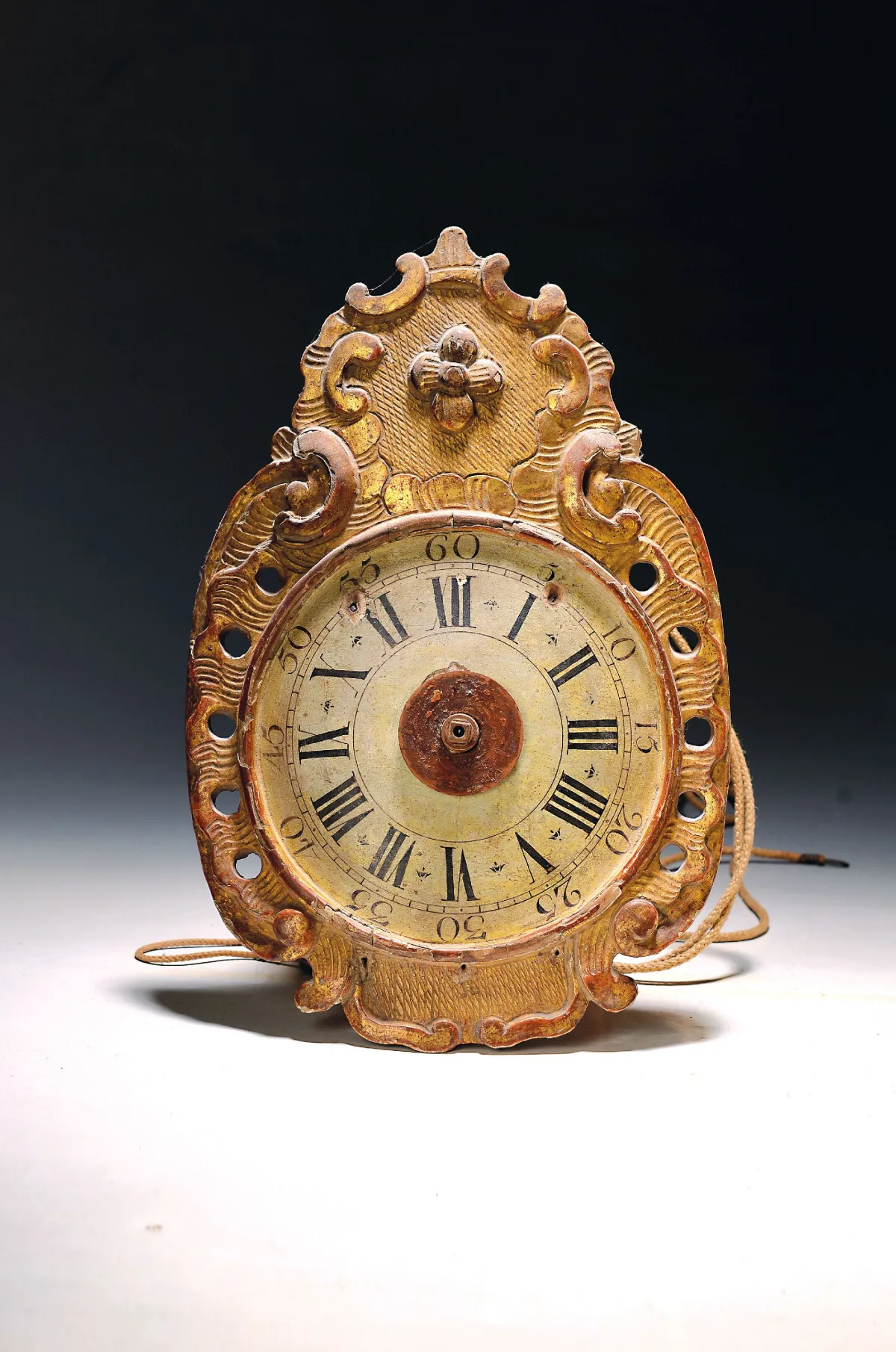 Wall clock, Black Forest, with stucco shield, late 18th c., gilded wooden shield with