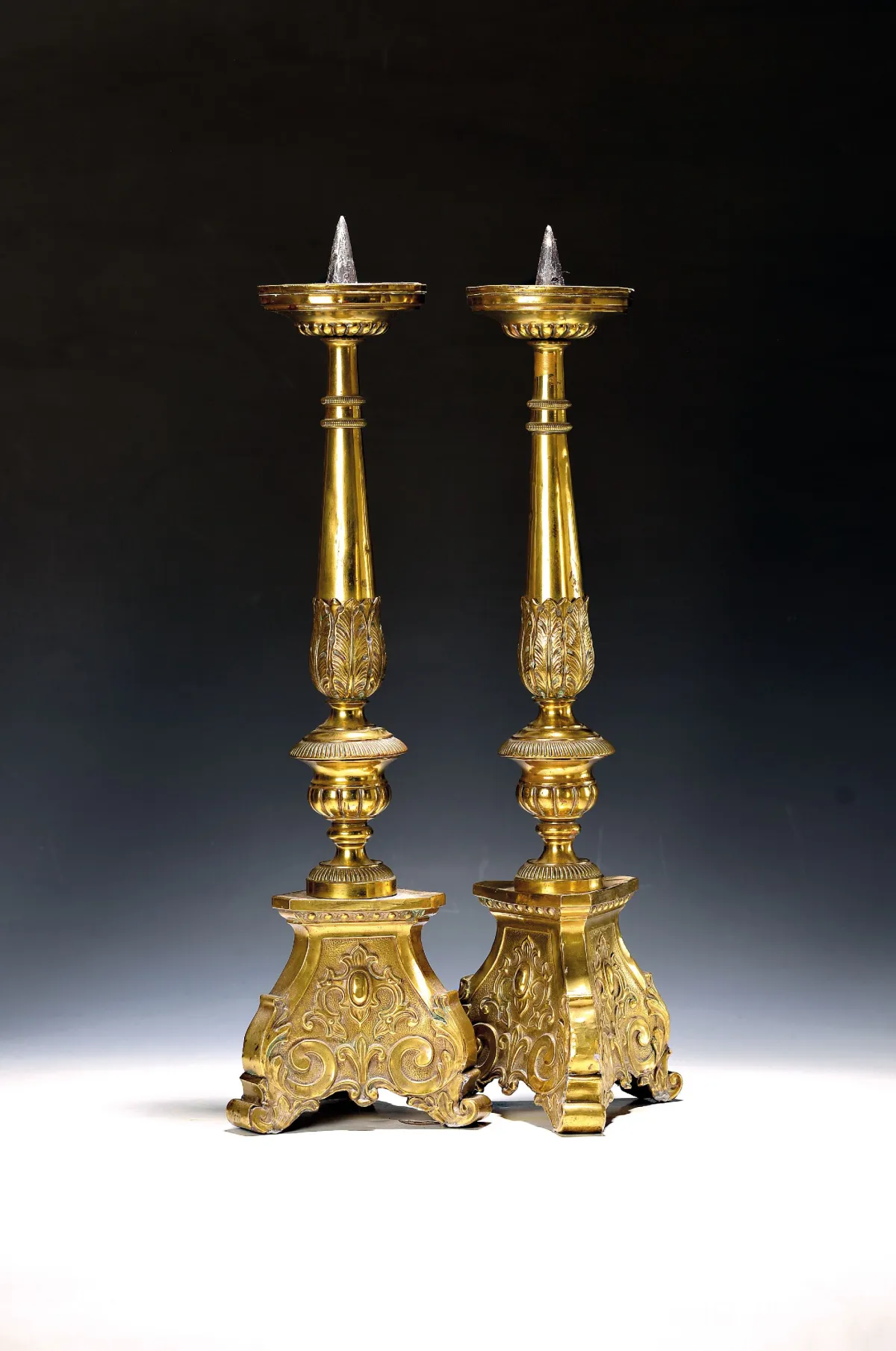 Paar Kirchen- bzw. Altarleuchter, 19.Jh., Messing, spätbarocke Formgebung, H. 53 cm