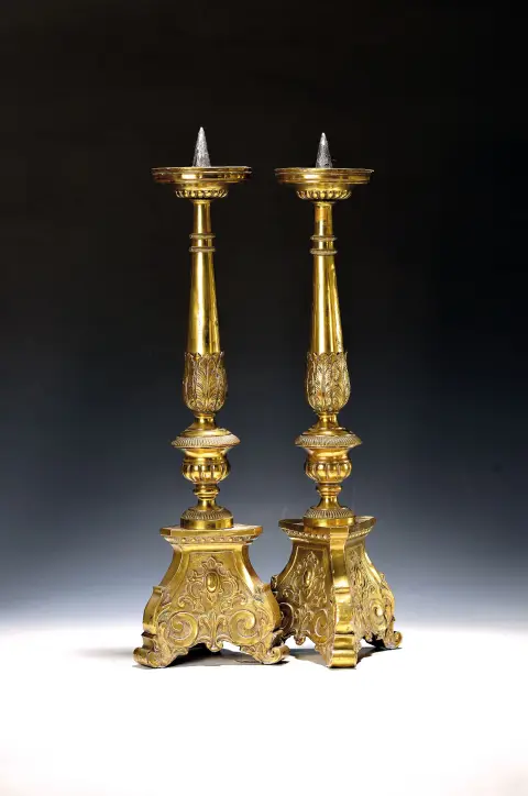 Paar kerk- of altaarkaarsen, 19e eeuw, messing, laatbarokke vormgeving, H. 53 cm