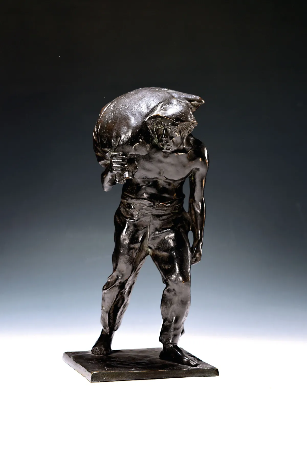 Paul Ludwig Kowalczewski, 1865 - 1910, Bronzefigur, Arbeiter mit Sack, signiert auf der