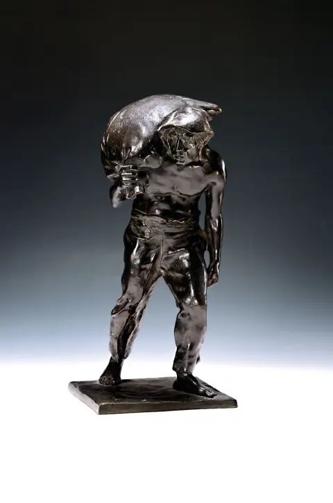 Paul Ludwig Kowalczewski, 1865 - 1910, bronzen figuur, arbeider met zak, gesigneerd op de