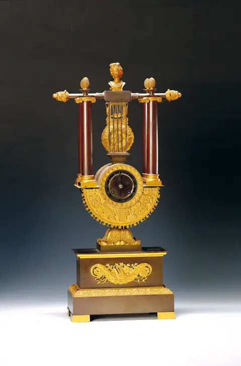 Lier-vormige pendule, Frankrijk, midden 19e eeuw, bronzen kast, deels bruin