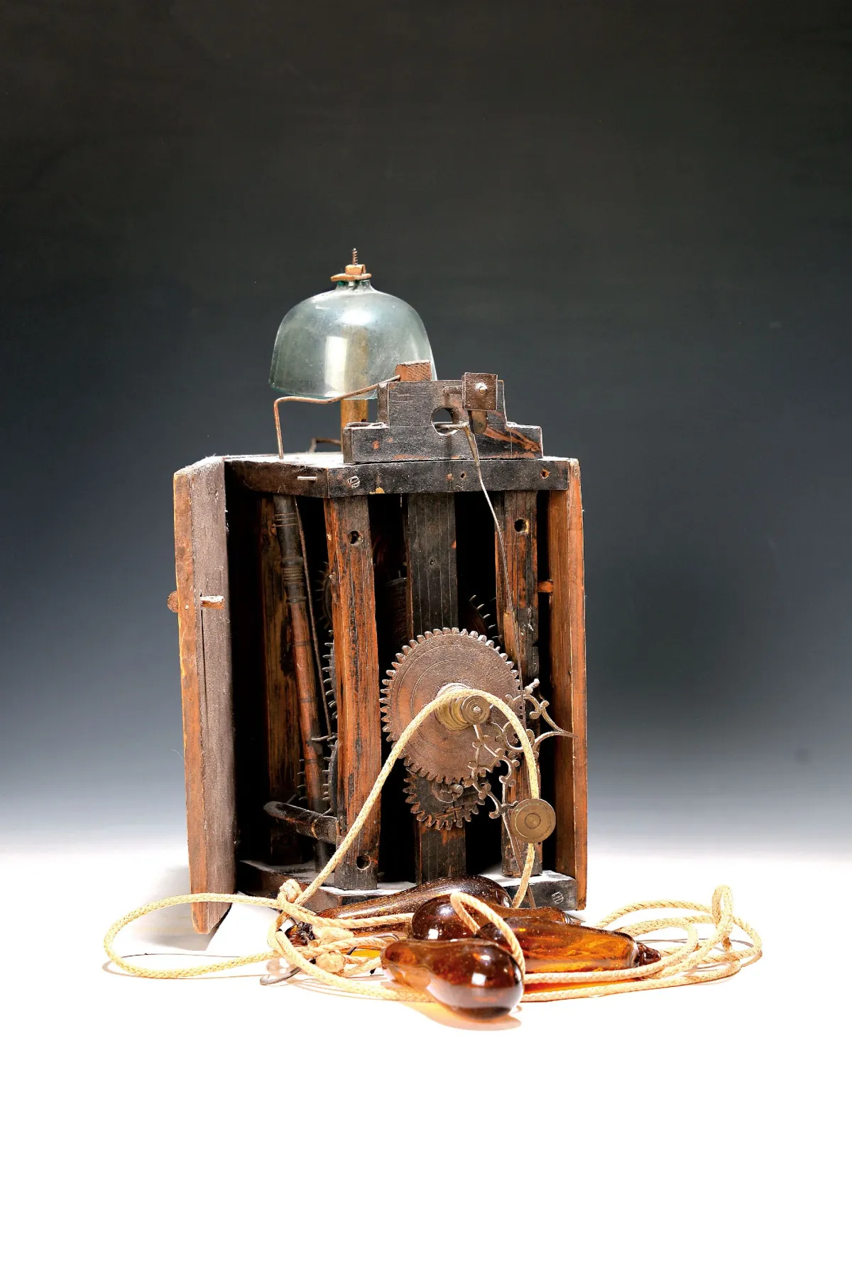 Holzräderuhr mit Seilzug, um 1730, Holzplatinenwerk, Holzfallen, Holzräder, beim
