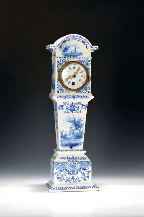 Tafelklok, waarschijnlijk Engeland, 2e helft 19e eeuw, steengoed met blauw transferprint decor in Delfts stijl