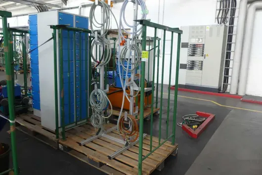Compressed air station, with rack