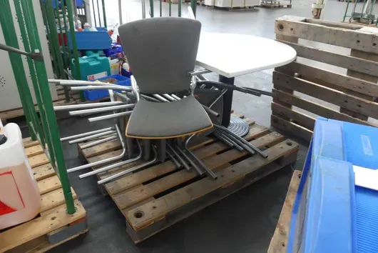 Table avec 9 chaises de visiteurs, avec palette