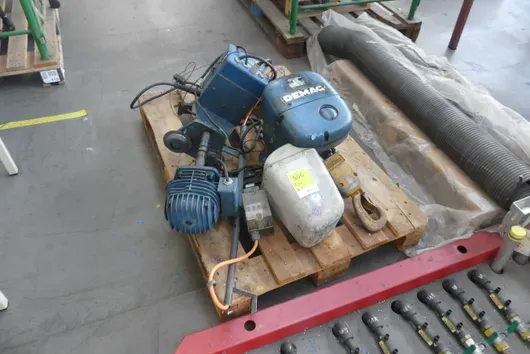 DEMAG crane device, with pallet