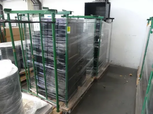 Partij opslagboxen, met 2 opslagrekken