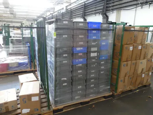 Partij opslagbakken, met opslaggoot