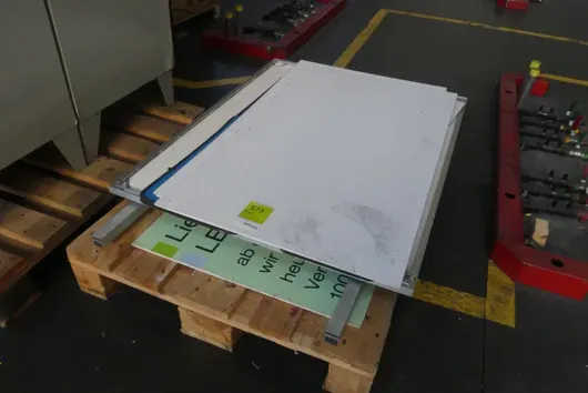 Partij borden/diversen, met pallet