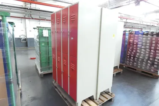 2x Kluisjeskast, met pallet