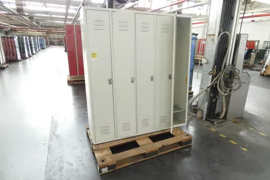 Spindschrank mit Palette