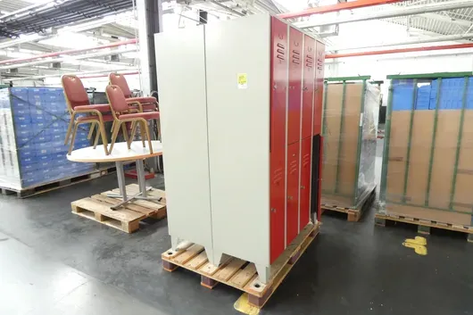 2 kluisjes, met pallet