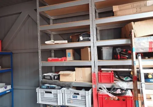 4 Felder Regal, mit Inhalt: Elektroinstallationsmaterial und Reste