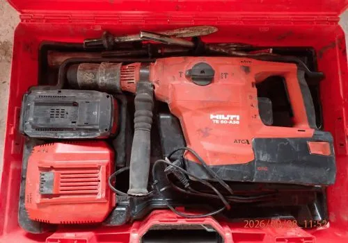 1 marteau de démolition Hilti TE60-A36, avec 2 batteries et chargeur, dans coffret