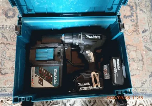 1 visseuse sans fil Makita DHP482, dans coffret, avec 2 batteries, 1 x 3,0 Ah, 1 x 4,0 Ah et chargeur
