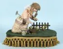 Poppenautomaat - tuinierster – pop met porseleinen hoofd en stoffen lichaam op draad, bewegingsmechanisme met speeldoos, sleutelopwinding, op grote…