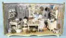 Cuisine de poupée – bois, blanc et doré, intérieur tapissé, plusieurs meubles, nombreux accessoires, 2 poupées