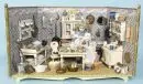 Cuisine de poupée – bois, blanc et doré, intérieur tapissé, plusieurs meubles, nombreux accessoires, 2 poupées