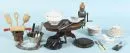 Accessoires de cuisine de poupée, env. 40 pièces – divers matériaux et formes, dont porcelaine, couverts, ustensiles, 1 table ovale