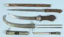Dolche, 2 Stück und 1 Reisebesteck – verschiedene Materialien, Formen und Dekors, L= 26-51 cm, Asien/Afrika;