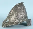 Casque pointu - Cabasset – fer, H= 25 cm, Espagne, probablement 17e s., troué et endommagé ;