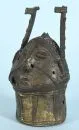 Afrikanisches Stammesobjekt - Ahnenkopf – Bronze, dunkel patiniert, H= 18 cm, Edo, Benin, wohl älter, löchrig;