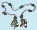 Afrikanisches Stammesobjekt - Halskette – bunte Glasperlen mit Nussschalen und Metallanhängern, L= 65 cm;