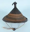Objet tribal africain - Chapeau – vannerie de raphia avec garnitures en cuir, forme conique, H= 24 cm, D= 38 cm