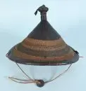 Objet tribal africain - Chapeau – vannerie de raphia avec garnitures en cuir, forme conique, H= 24 cm, D= 38 cm