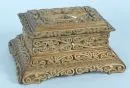Deckelschatulle – Holz, lackiert und mit Goldflitter, reich geschnitzte Ornamentverzierungen, breiter Sockel, innen mit grünem Stoff, 13…