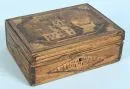 Dekseldoos – hout, stro-inlegwerk, deksel met havengezicht en zeilschip, 8,5 x 24 x 17 cm, licht beschadigd