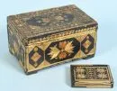 Deckelschatullen, 2 Stück – Holz, Strohintarsien, florale und Ornamentdekors, B= 10/20 cm, leicht beschädigt;